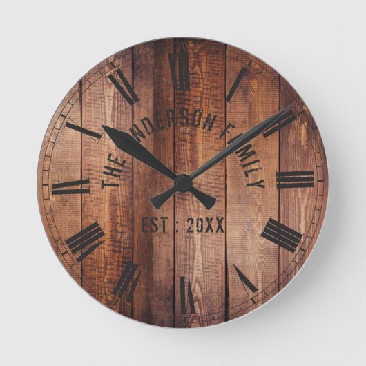 Rustic Brown Wood Custom Familienname Bauernhof Runde Wanduhr (Vorderseite)