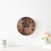 Rustic Brown Wood Custom Family Initial Farmhouse Runde Wanduhr (Zuhause)