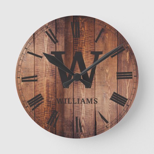 Rustic Brown Wood Custom Family Initial Farmhouse Runde Wanduhr (Vorderseite)