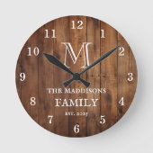 Rustic Brown Wood Custom Family Monogram and Name Runde Wanduhr (Vorderseite)