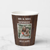 Rustic Brown Wood Custom Foto MR & MRS. Wedding Pappbecher (Vorderseite)