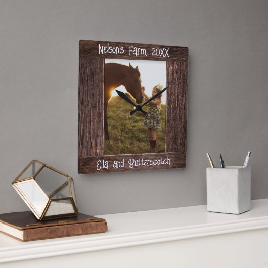 Rustic Brown Wood Text Editable Faux Photo Frame Quadratische Wanduhr (Büro)