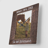 Rustic Brown Wood Text Editable Faux Photo Frame Quadratische Wanduhr (Winkel)