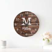 Rustic Brown Wown Script Family Name Mit Monogramm Große Wanduhr (Zuhause)