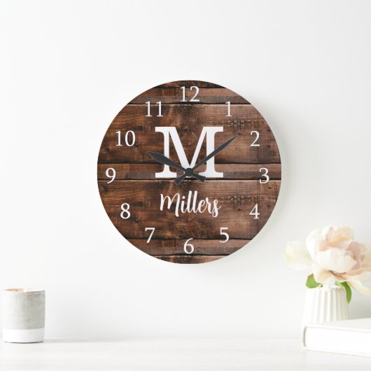 Rustic Brown Wown Script Family Name Mit Monogramm Große Wanduhr (Zuhause)