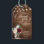 Rustic Burgundy Floral Mason Jar Wedding Geschenkanhänger<br><div class="desc">Rustikale Country-Saitenleuchten und Maurerkirsche mit Bordeaux,  Rot,  Marsala,  Maroon ,  Elfenbein,  Blumenstrauß in rot und Eukalyptus-Blätter auf Holzhintergrund Hochzeitstitel. Bitte kontaktieren Sie mich für Hilfe bei der Anpassung oder wenn Sie ein anderes Produkt mit diesem Design benötigen.</div>