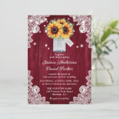 Rustic Burgundy Lace Mason Jar Sunflower Wedding Einladung (Stehend Vorderseite)