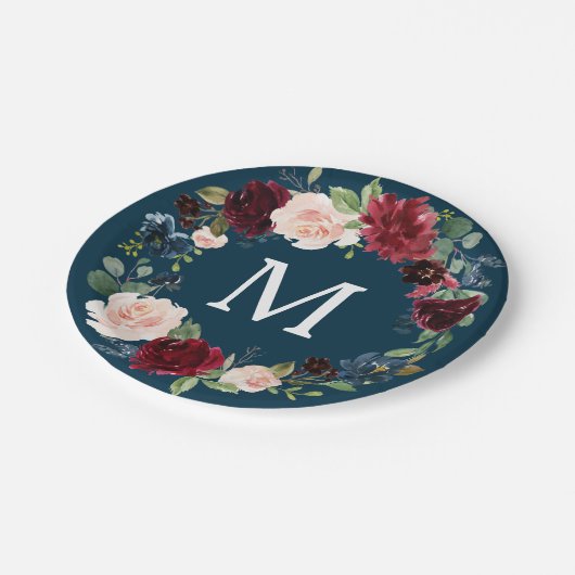 Rustic Burgundy Monogram Brautparty Paper Plate Pappteller (Schrägansicht)