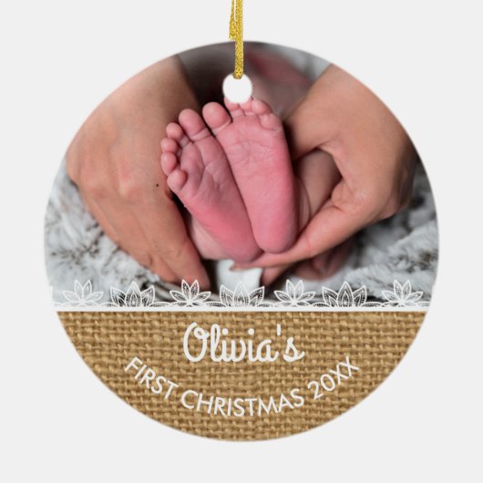 Rustic Burlap Baby's Erstes Weihnachten Keramikornament (Hinten)