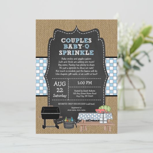 Rustic Burlap Boy Couples Baby Q Sprinkle Dusche Einladung (Stehend Vorderseite)
