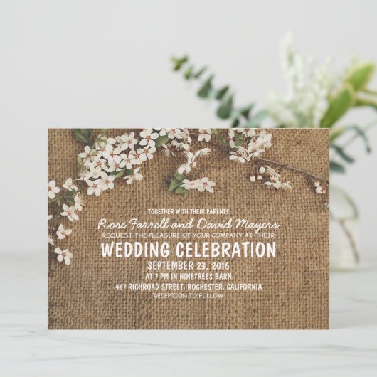 Rustic Burlap Garden Wedding Einladung (Stehend Vorderseite)