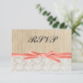 Rustic Burlap Lace Coral Ribbon Wedding RSVP Karte (Stehend Vorderseite)