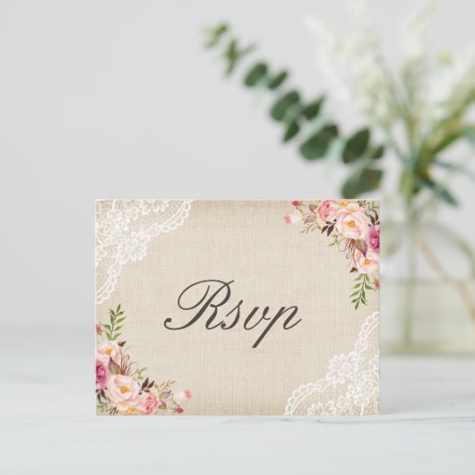Rustic Burlap Lace Floral Wedding RSVP Einladungspostkarte (Stehend Vorderseite)