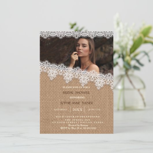 Rustic Burlap Lace Foto Brautparty laden Einladung (Stehend Vorderseite)