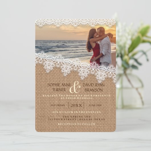 Rustic Burlap Lace Foto Hochzeit Einladung (Stehend Vorderseite)