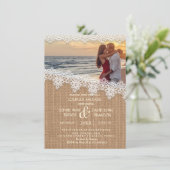 Rustic Burlap Lace Foto Paare Dusche laden ein Einladung (Stehend Vorderseite)