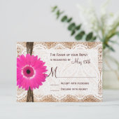 Rustic Burlap Lace Hot Pink Daisy Wedding RSVP Karte (Stehend Vorderseite)