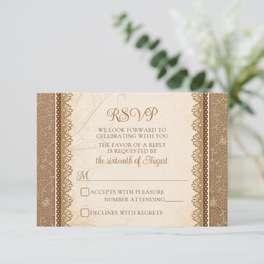 Rustic Burlap Lace Wedding RSVP Karte (Stehend Vorderseite)