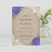 Rustic Burlap Lila Hydrangea Hochzeitseinladungen Einladung (Stehend Vorderseite)