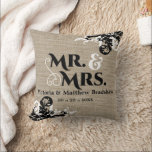 Rustic Burlap Look Mr. und Mrs. Wedding Kissen<br><div class="desc">© 2014 Sozialite Designs. Unser Hochzeitskissenpillow hat einen kratzigen Hintergrund mit Mr. und Mrs. Text-Bild,  sowie anpassbaren Braut- und Bräutigam-Text und Datum. Die gegensätzlichen Ecken haben elegante Schnörkel. Alle Designelemente können individuell an Ihren Anzug angepasst werden. Sie können die Designelemente individuell anpassen oder löschen.</div>