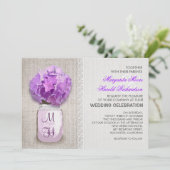 Rustic Burlap Mason Jar Lila Hydrangea Wedding Einladung (Stehend Vorderseite)