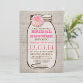 Rustic Burlap Mason Jar Pink Gerbera Brautparty Einladung (Stehend Vorderseite)