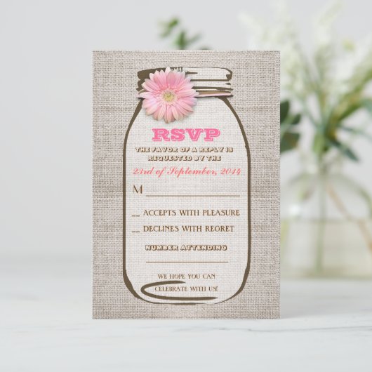 Rustic Burlap Mason Jar Pink Gerbera Wedding RSVP (Stehend Vorderseite)