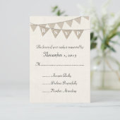 Rustic Burlap Pennant Wedding RSVP Karte (Stehend Vorderseite)