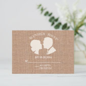 Rustic Burlap Print Wedding RSVP Card (Stehend Vorderseite)