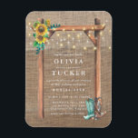 Rustic Burlap Wood Sunflower Wedite Magnet<br><div class="desc">Budget Rustic Burlap Holz Sonnenblumen Einladung Magnet - Dies ist die perfekte Einladung für die Braut und Bräutigam, die Liebe ein rustikales Thema. Unser Hochzeitsmagnet verfügt über einen rustikalen Holzbogen, der mit lebendigen Sonnenblumen und bunten Sonnenblumen auf einem beängstigenden Bergland geschmückt ist. Ein Paar Cowboystiefel beendet den Bogen. Die Rückseite...</div>