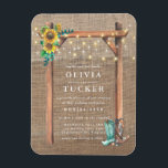Rustic Burlap Wood Sunflower Wedite Magnet<br><div class="desc">Budget Rustic Burlap Holz Sonnenblumen Einladung Magnet - Dies ist die perfekte Einladung für die Braut und Bräutigam, die Liebe ein rustikales Thema. Unser Hochzeitsmagnet verfügt über einen rustikalen Holzbogen, der mit lebendigen Sonnenblumen und bunten Sonnenblumen auf einem beängstigenden Bergland geschmückt ist. Ein Paar Cowboystiefel beendet den Bogen. Die Rückseite...</div>
