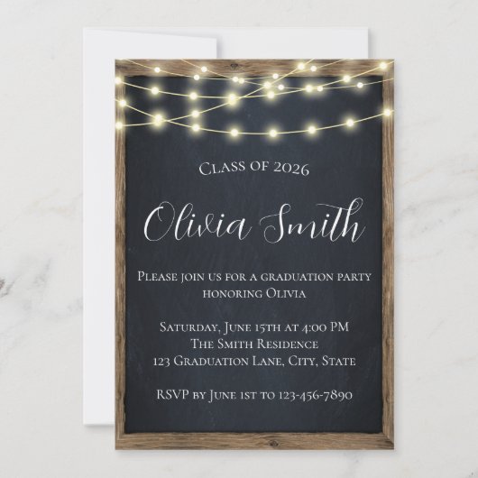 Rustic Chalkboard & String Lights Graduation Party Einladung (Vorderseite)