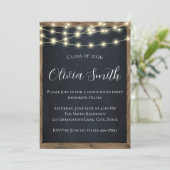 Rustic Chalkboard & String Lights Graduation Party Einladung (Stehend Vorderseite)