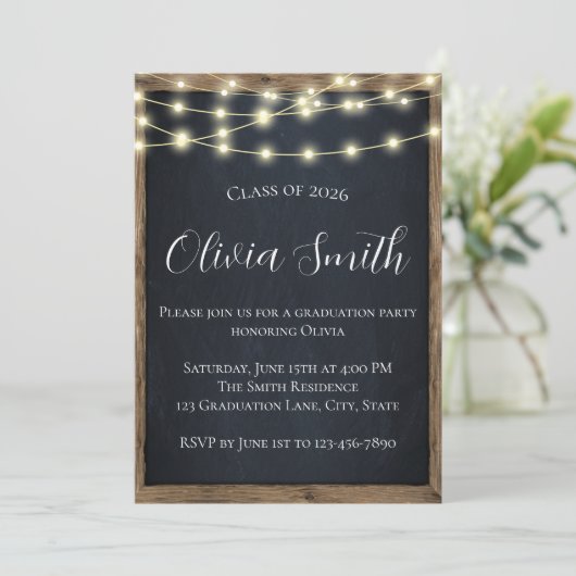 Rustic Chalkboard & String Lights Graduation Party Einladung (Stehend Vorderseite)