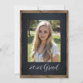 Rustic Chalkboard & String Lights Graduation Party Einladung (Rückseite)