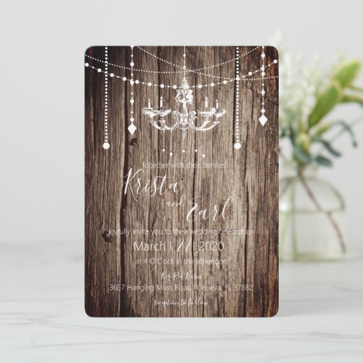 Rustic Chandelier County Wedding Einladungen (Stehend Vorderseite)