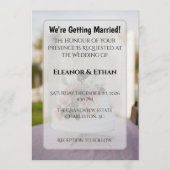 Rustic Chic Tiered Cake Mr. & Mrs. Topper Wedding Einladung (Vorderseite)