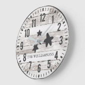 Rustic Chippy Planks Custom Family Name Stars Große Wanduhr (Winkel)