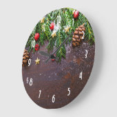 Rustic Christmas Table with Pine & Snow Große Wanduhr (Winkel)