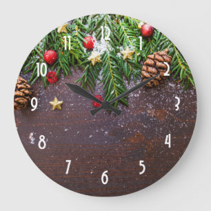 Rustic Christmas Table with Pine & Snow Große Wanduhr