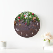 Rustic Christmas Table with Pine & Snow Große Wanduhr (Zuhause)