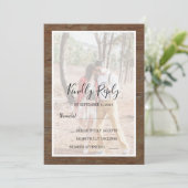 Rustic country barn wood photo wedding RSVP Einladung (Stehend Vorderseite)