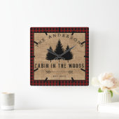 Rustic Country Family Name Cabin in the Woods Quadratische Wanduhr (Zuhause)