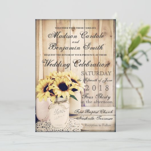 Rustic Country Sunflowers Mason Jar Wedding Einladung (Stehend Vorderseite)