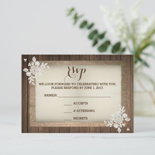 Rustic Country Wood Burlap Lace Wedding RSVP Card (Stehend Vorderseite)