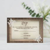 Rustic Country Wood Burlap Lace Wedding RSVP Card Karte (Stehend Vorderseite)