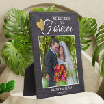 Rustic Couple Wedding Foto Gold Heart Chalkboard Fotoplatte<br><div class="desc">Rustikales Ehepaar Ehering Foto Rahmen in Tafel personalisiert mit Name und Datum. Das Zitat "Wir haben uns für immer entschieden" fügt der Foto-Plakette ein romantisches Element hinzu.</div>