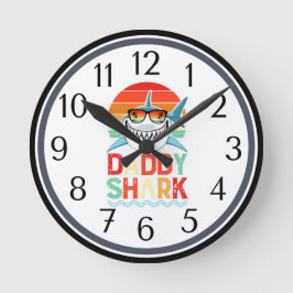 Rustic Daddy Shark Vathers Day Runde Wanduhr