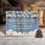 Rustic Daises & Lantern Dusty Blue Save the Date Ankündigungspostkarte<br><div class="desc">Rustikale Daisy Blume & Lanterns Dusty Blue Barn Wood Save the Date Hochzeitsankündigungen.</div>