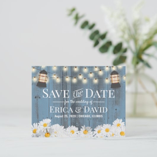 Rustic Daises & Lantern Dusty Blue Save the Date Ankündigungspostkarte (Stehend Vorderseite)